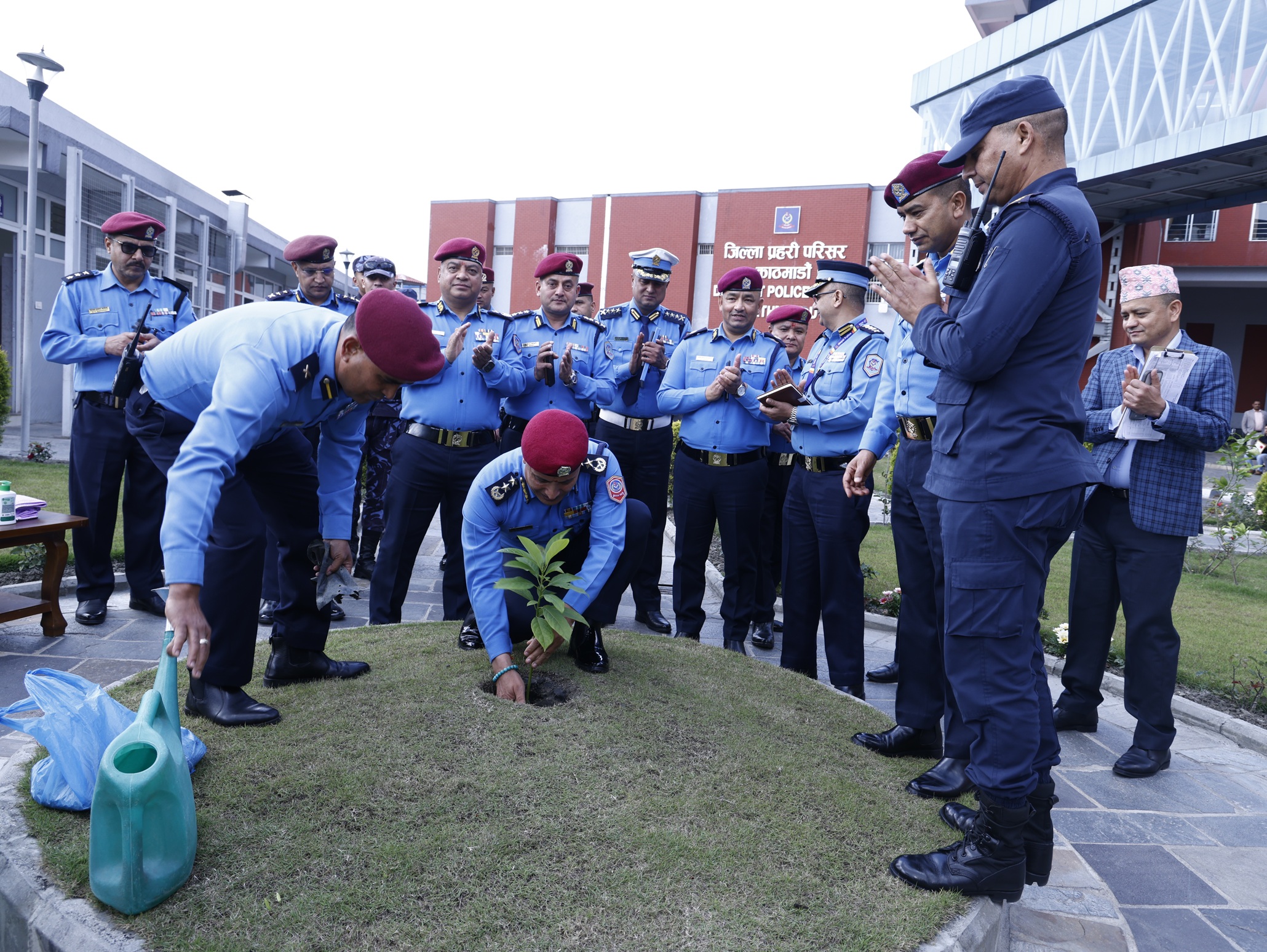 प्रहरी महानिरीक्षक कार्कीबाट प्रहरी पूर्वाधार सुधारमा सहयोगीलाई सम्मान