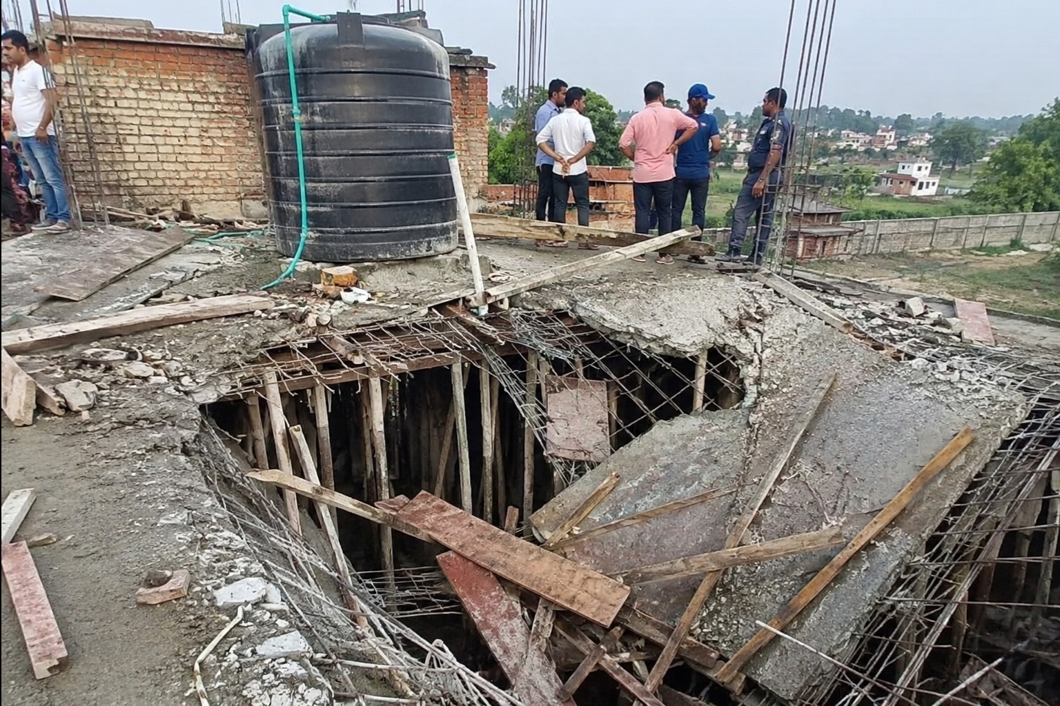 निर्माणाधीन घरको छत बाट खस्दा सर्लाहीमा दुई मजदुरको मृत्यु