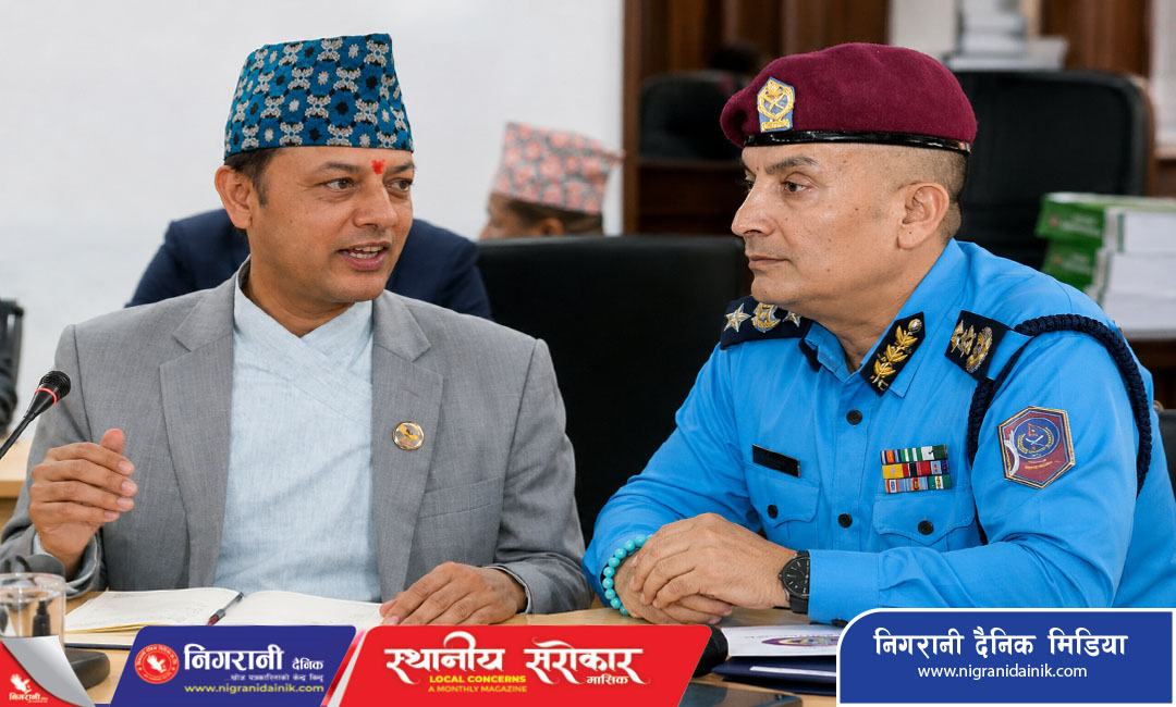 सभामुख अर्यालसँग भेट गर्दै आईजीपी कार्की
