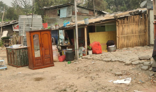 मनोहरा टोलमा डोजरमाथि ढुंगामुढा, चार प्रहरी घाइते